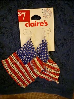3 for $15 💙Claire's American Flag Rhinestone Dangle Earrings - Red White Blue